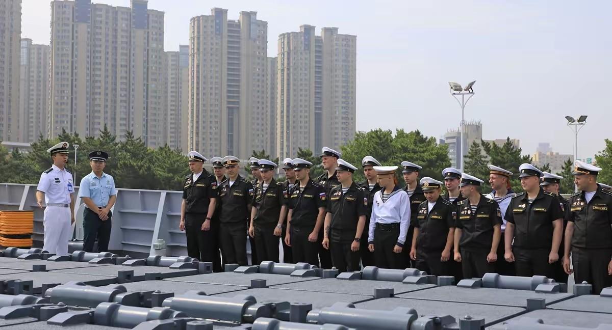 站在052D的垂发前，俄罗斯海军没有一个笑的

这是7月8号中俄联合演习过程中，