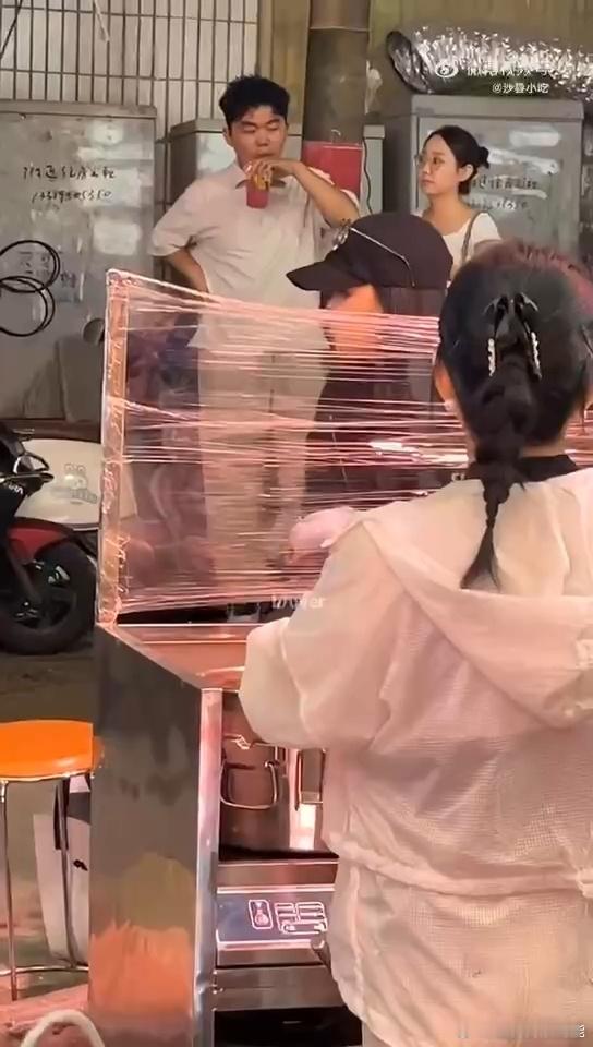 偶遇李小冉孙怡牵手逛夜市不想睡的星期五周五拥有拖延入睡的底气，看着两人结伴逛夜市