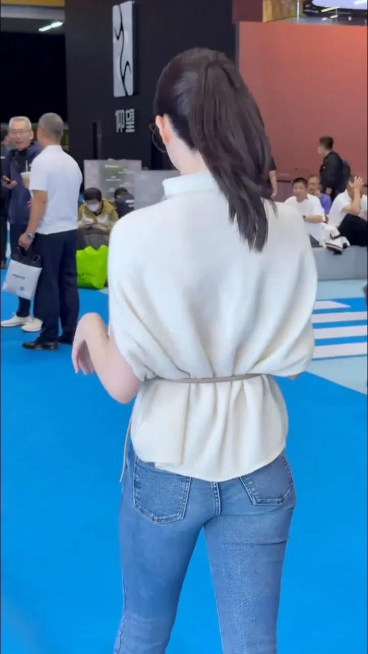 为什么爱健身的美女都喜欢穿紧身裤 穿对牛仔裤能有多好看