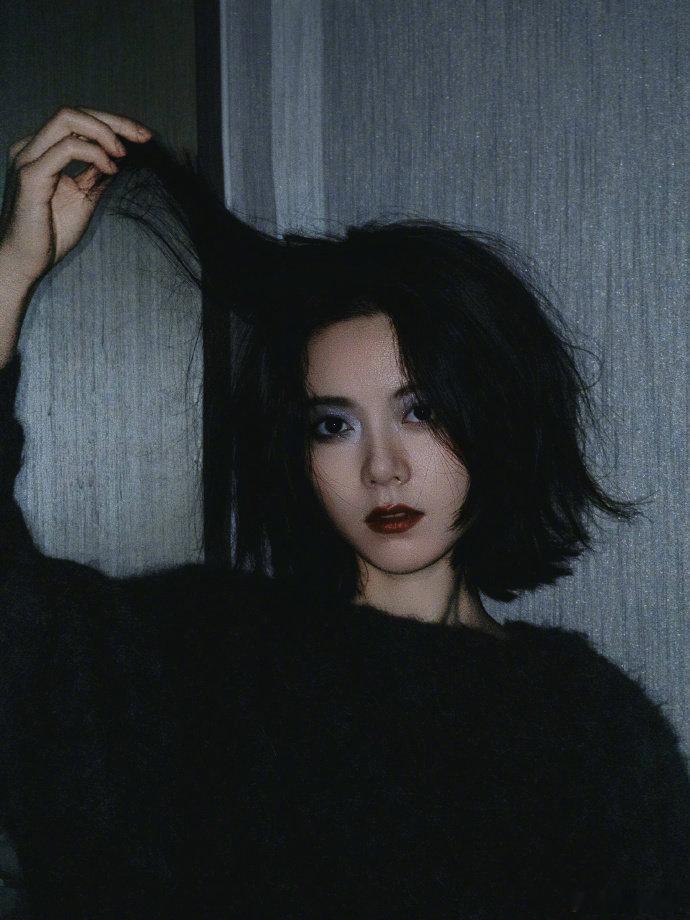 赵今麦手搓烟熏妆赵今麦没有技巧全是美丽 都来欣赏我们麦麦自己化的妆！短发➕蓝色眼