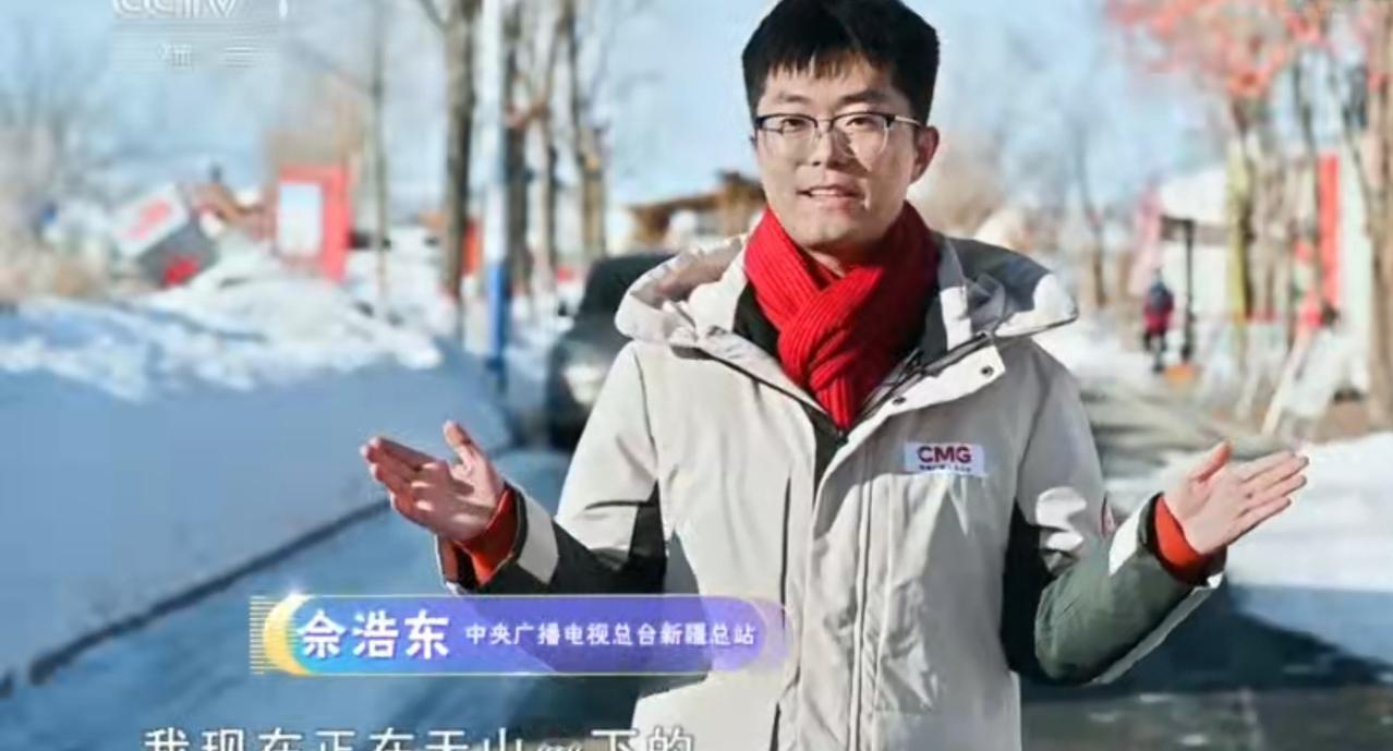 天山脚下的平西梁村，积雪覆路，记者站在村中讲述着这里的冬日故事；作坊里，匠人忙着