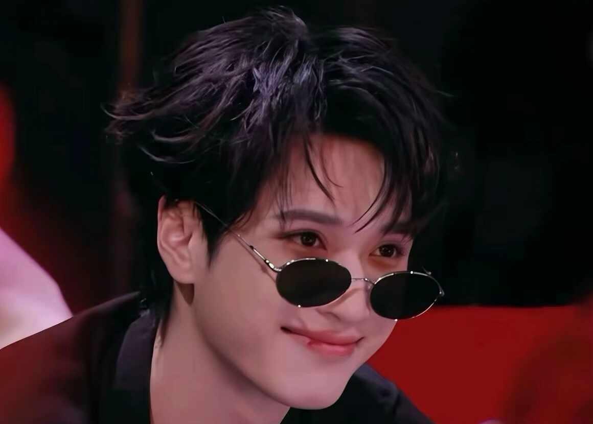 迷人的小严吸引视线
严浩翔