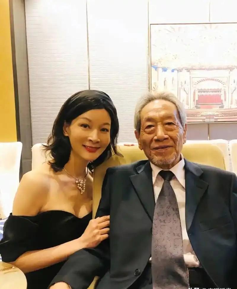 王奎荣的辛酸样！一个满头白发的80岁老人，和比自己小38岁的妻子过了12年，这事