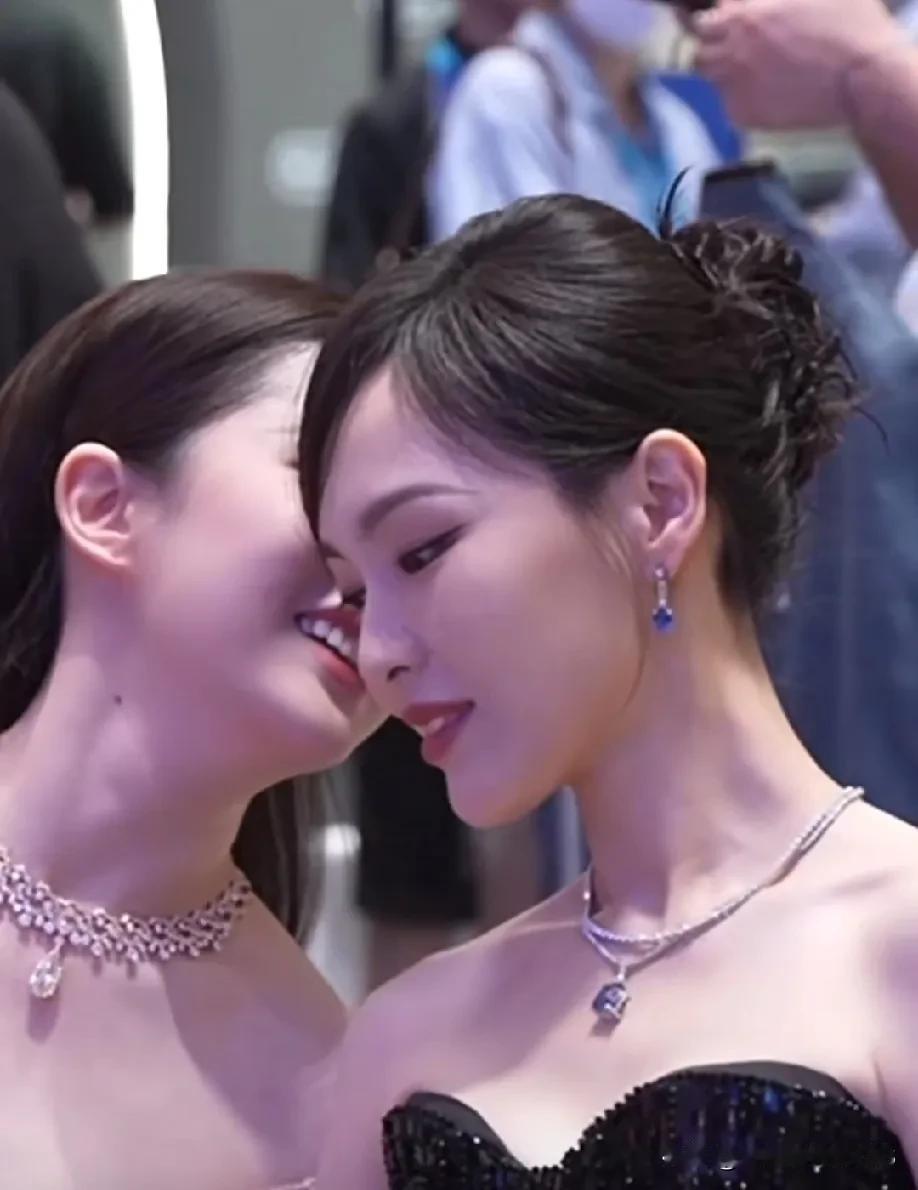 哈哈，果然美女都喜欢和美女贴贴。感觉神仙姐姐真的好喜欢和美女贴贴的哦，好朋友友谊