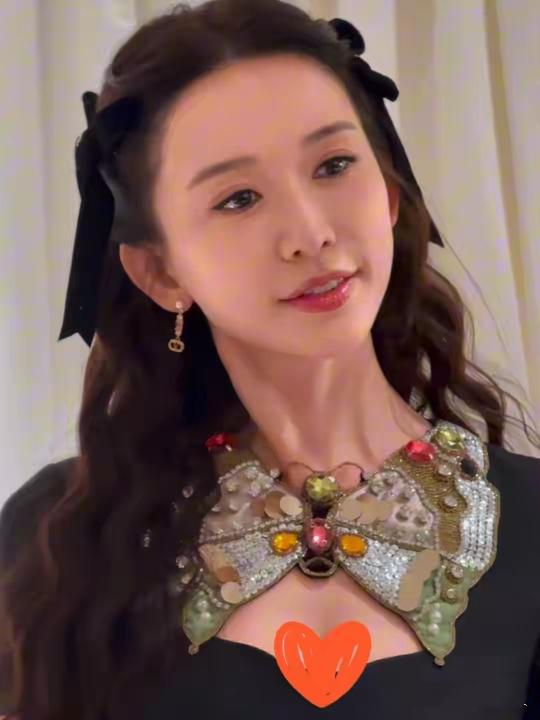 51岁的林志玲真是“杀疯”热搜！12月18日她亮相上海Valentino活动，一