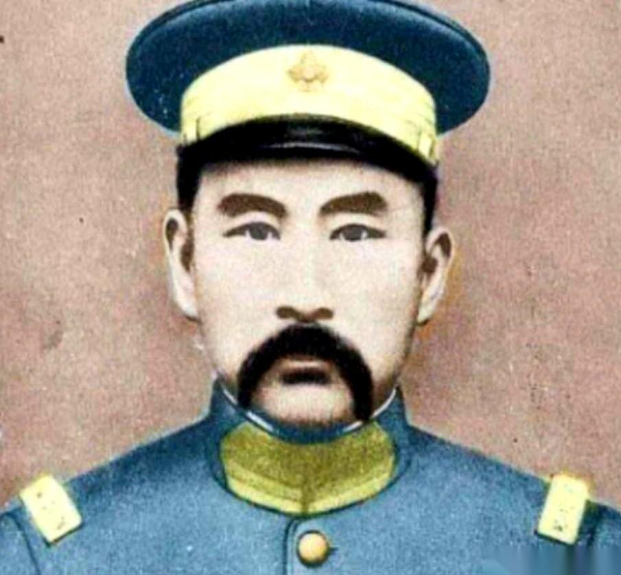 听说过最变态的癖好吗？
把一个大活人，当枕头。
民国大帅张勋，就爱干这事儿。晚上