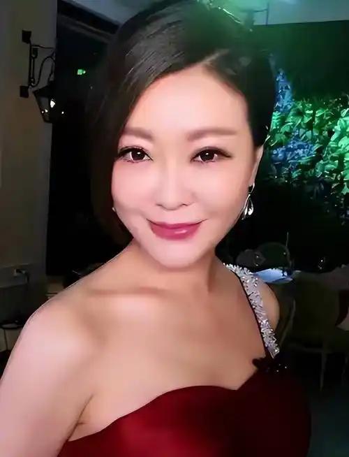 王小骞从优秀主持人转型带货主播，本无可厚非。但她在带货时频繁崇洋媚外，令人反感。