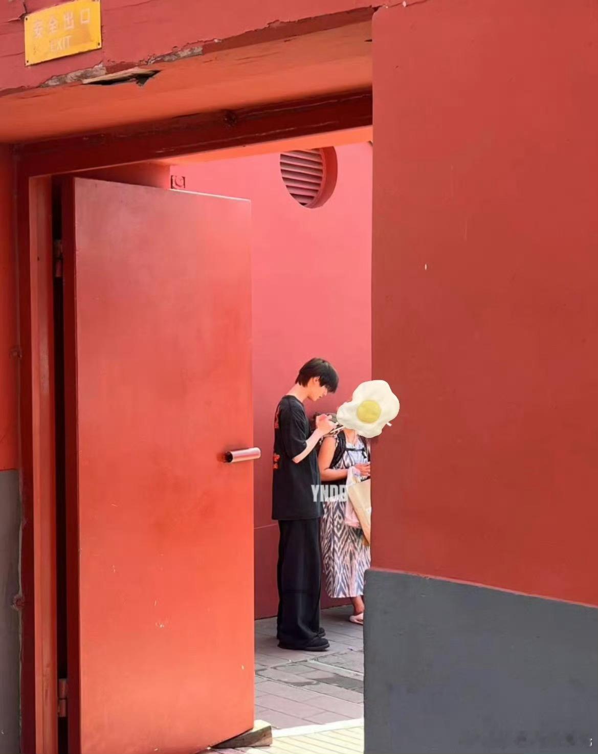 雍和宫偶遇丁程鑫网友在雍和宫偶遇丁程鑫，小哥这个身材绝了，又瘦又长 ​​​