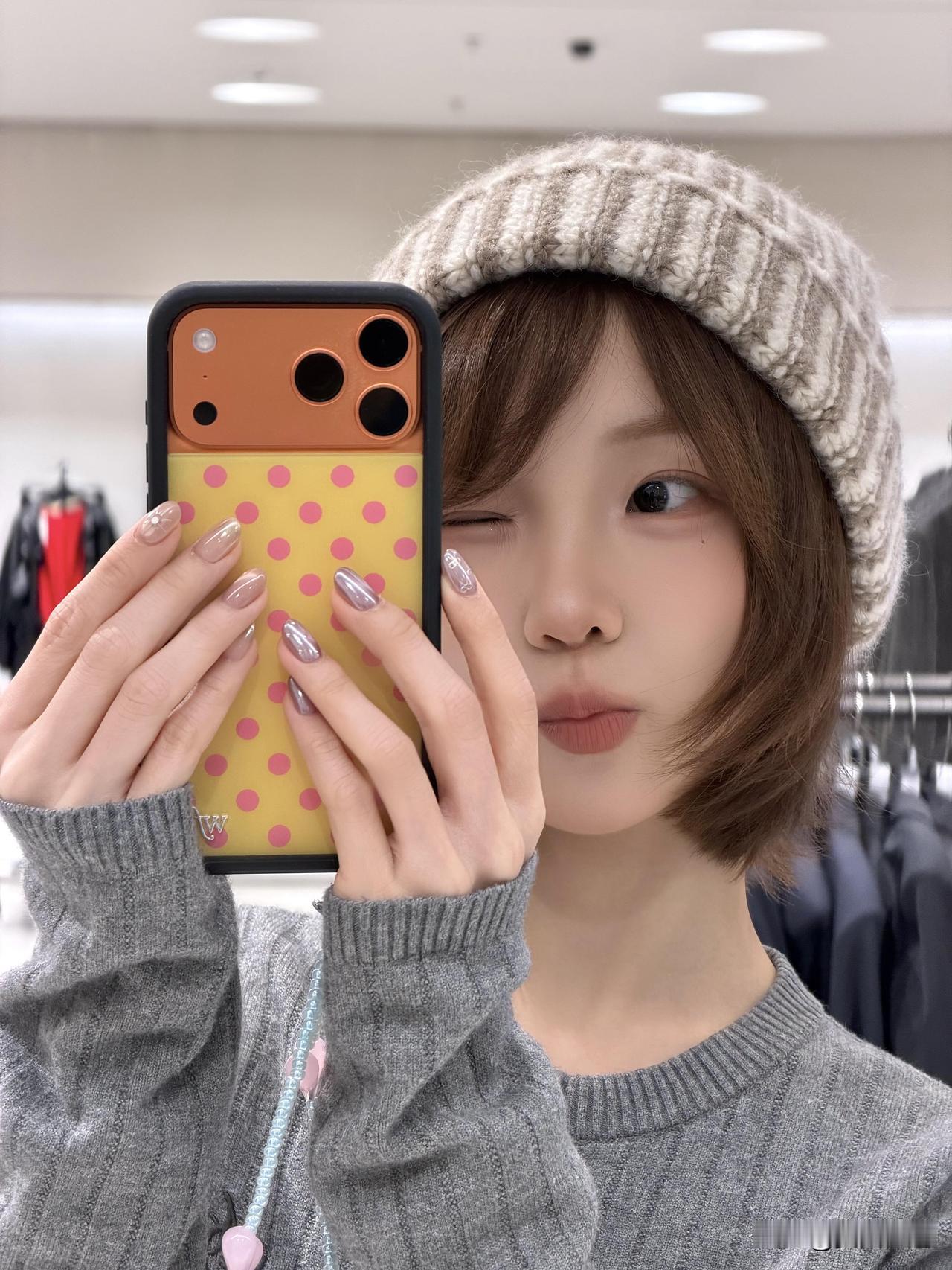 冬日穿搭指南：灰色毛衣+条纹毛线帽，温暖又时尚！🌟👗👒