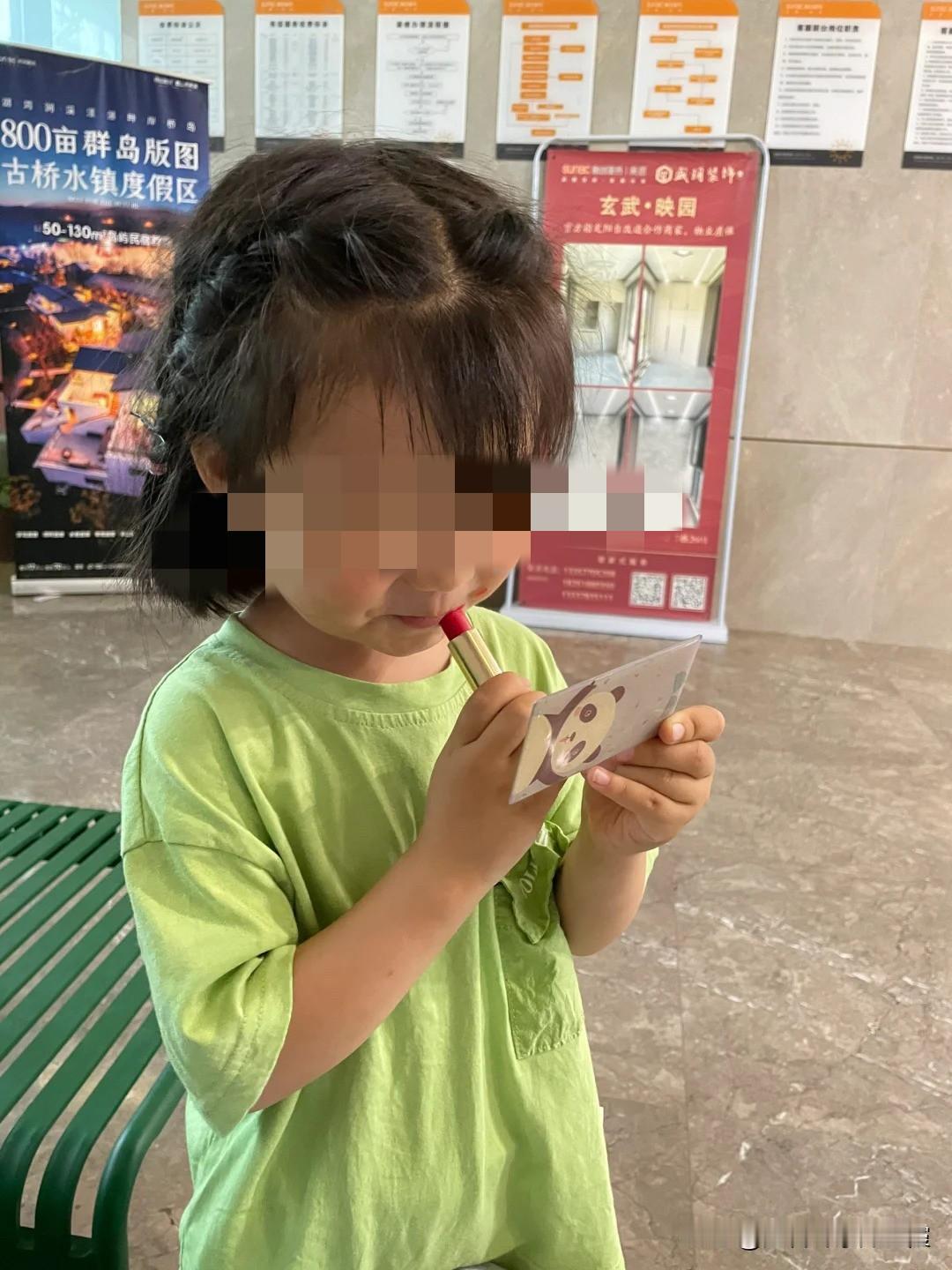 8岁女孩学妈妈化妆，粗心家长不放在心上，后来孩子早熟了！

爱美之心人皆有之，年