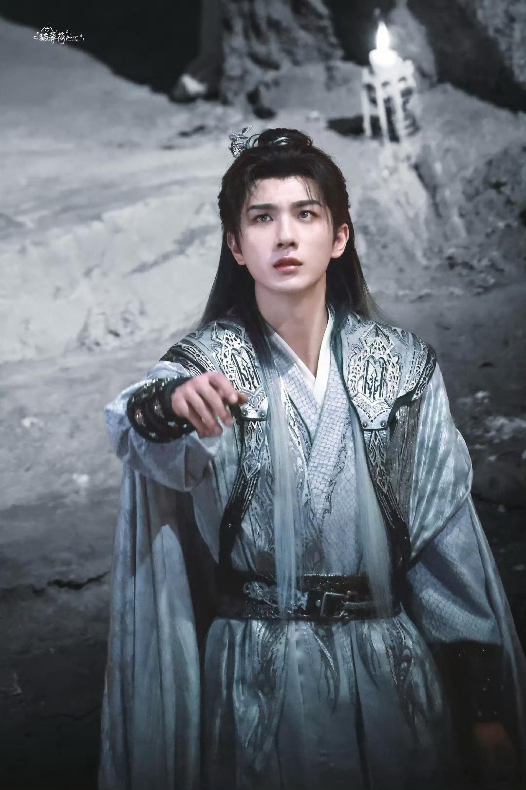 李宏毅[超话]李宏毅揽流光三千 lhy 李宏毅阴长黎 若逢新雪初霁，满月当空，下