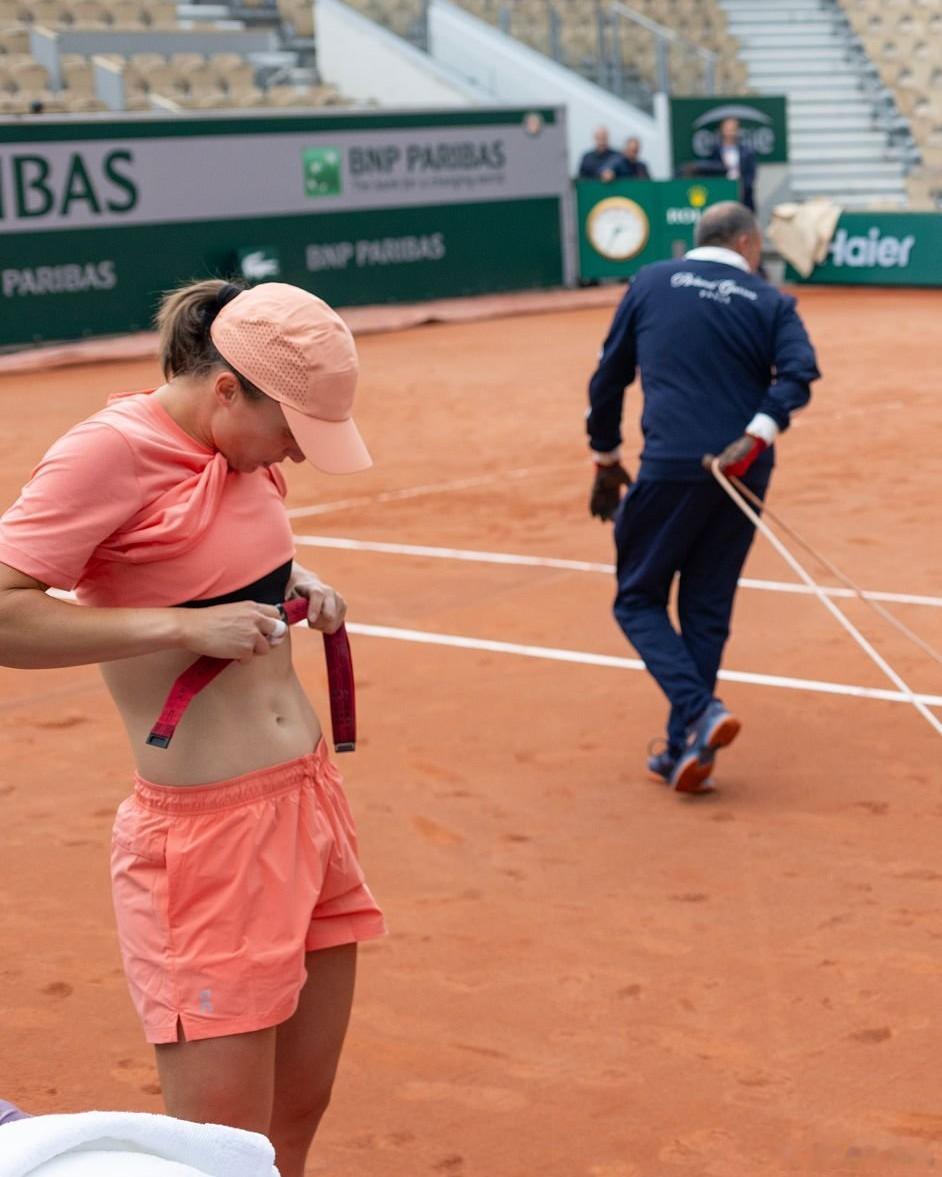 斯瓦泰克秀腹肌法网2026wta