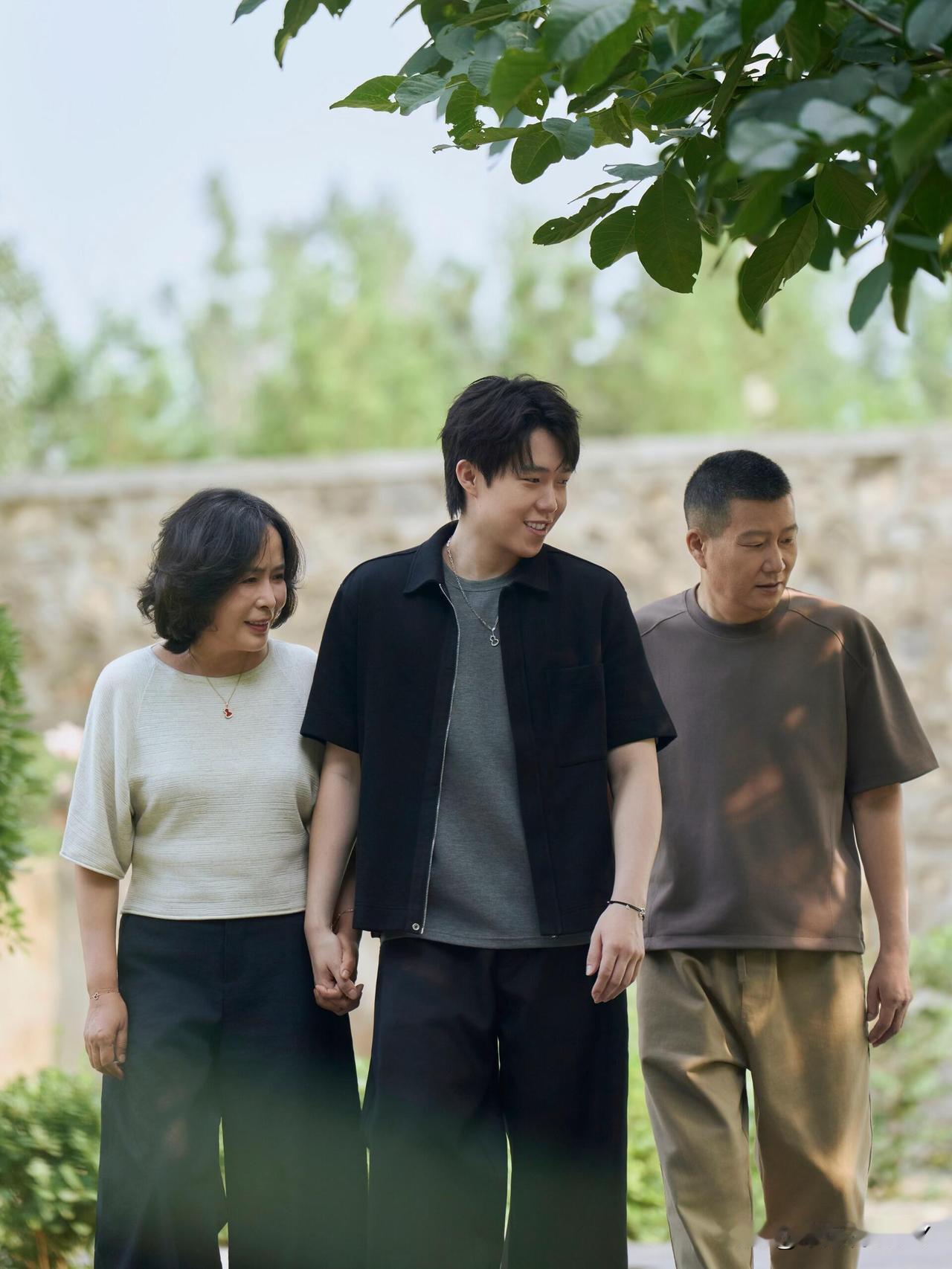 “钦”启时光，定格心之所向。镜头之外，是卸下锋芒的自在，是无需言说的亲昵。那些细