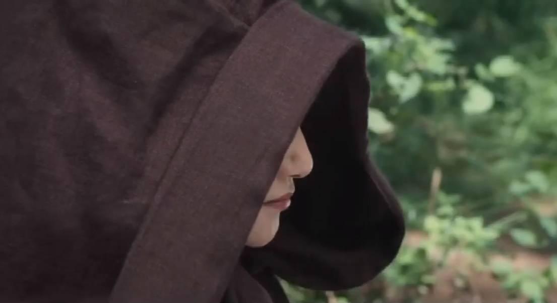 惠英红云襄传出场用树叶杀人

在《云襄传》第22集中，惠英红饰演的古装侠女一出场