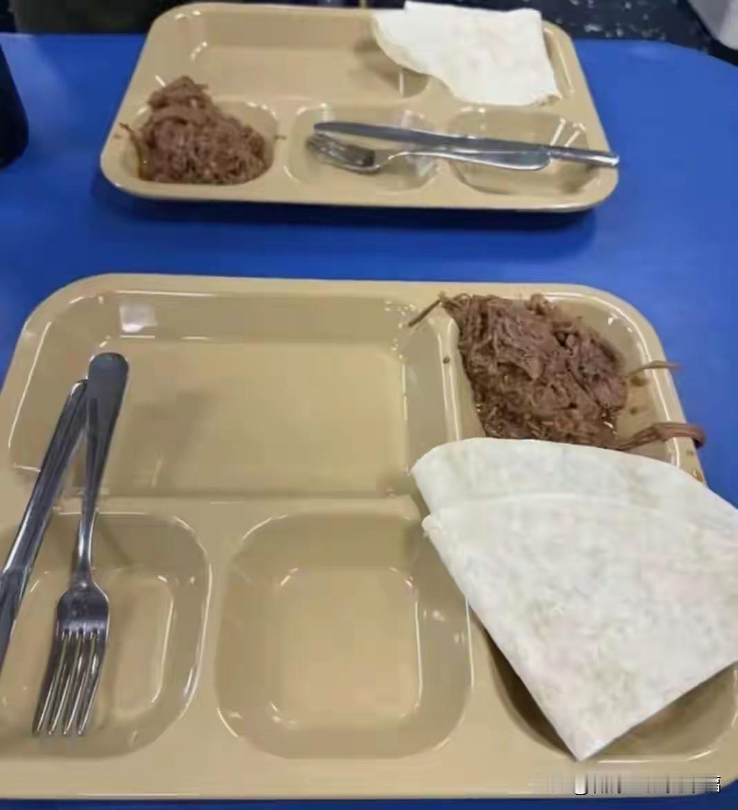 这盘子干净吧，这可不是用洗洁精给洗干净的，而是用舌头给舔干净的，你相信吗？这个盘