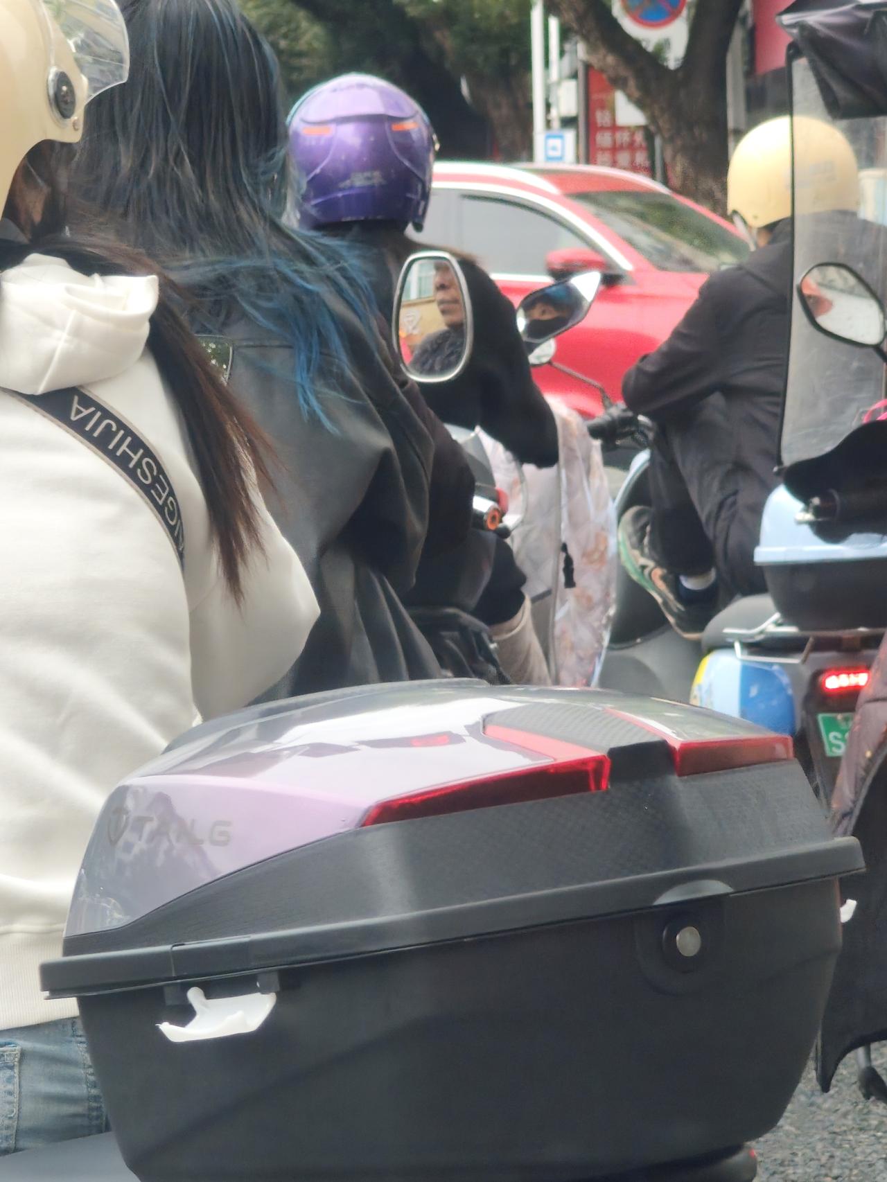 那个女孩的头发好特别。

我开车遇到红灯，停了下来，看前面停着的摩托车。

突然