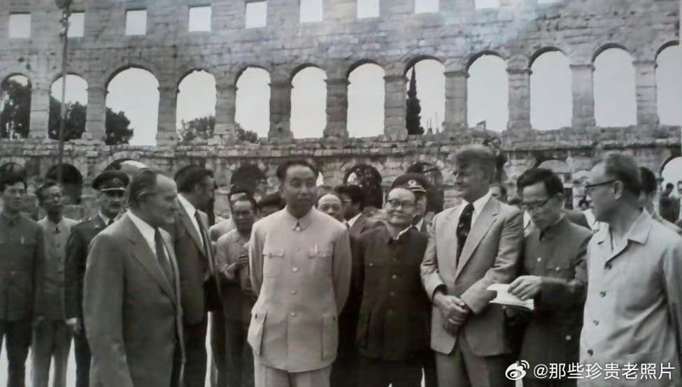 华国锋华老出访意大利时的照片，副总理纪登奎（右四）、四川省委第一书记（右一）陪同