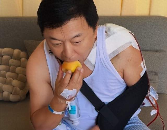 52岁黄渤骑自行车出意外！家门口摔倒紧急入院，锁骨骨折遭老罪了