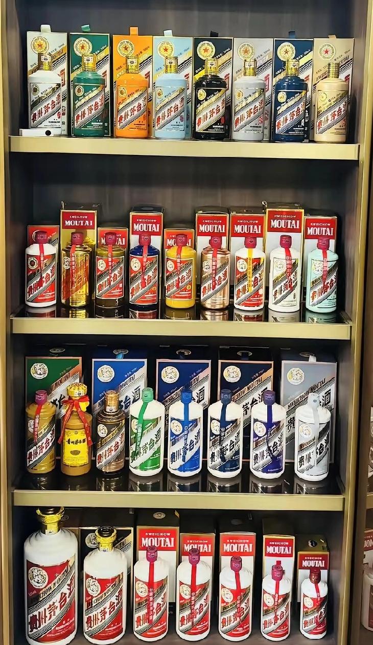 昨天一个朋友在酒桌上问我？你知道茅台怎么分辨真假吗？
我笑着说道:“茅台的真假我