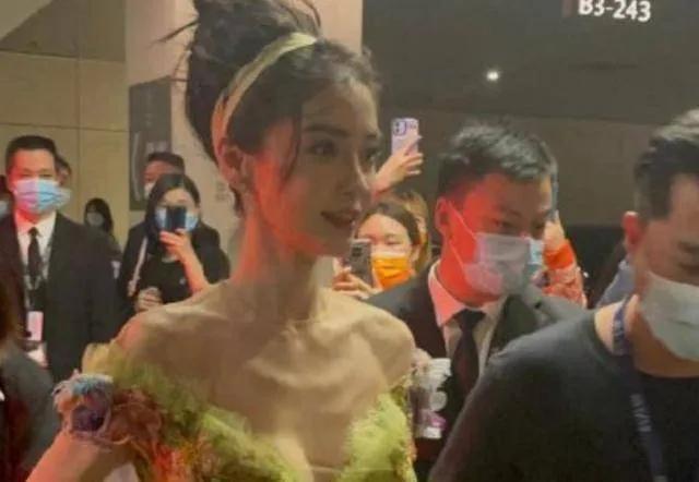 真的是不能再瘦下去了！再瘦就成大头娃娃啦！

我发现明星们是真够拼的，为了追求极