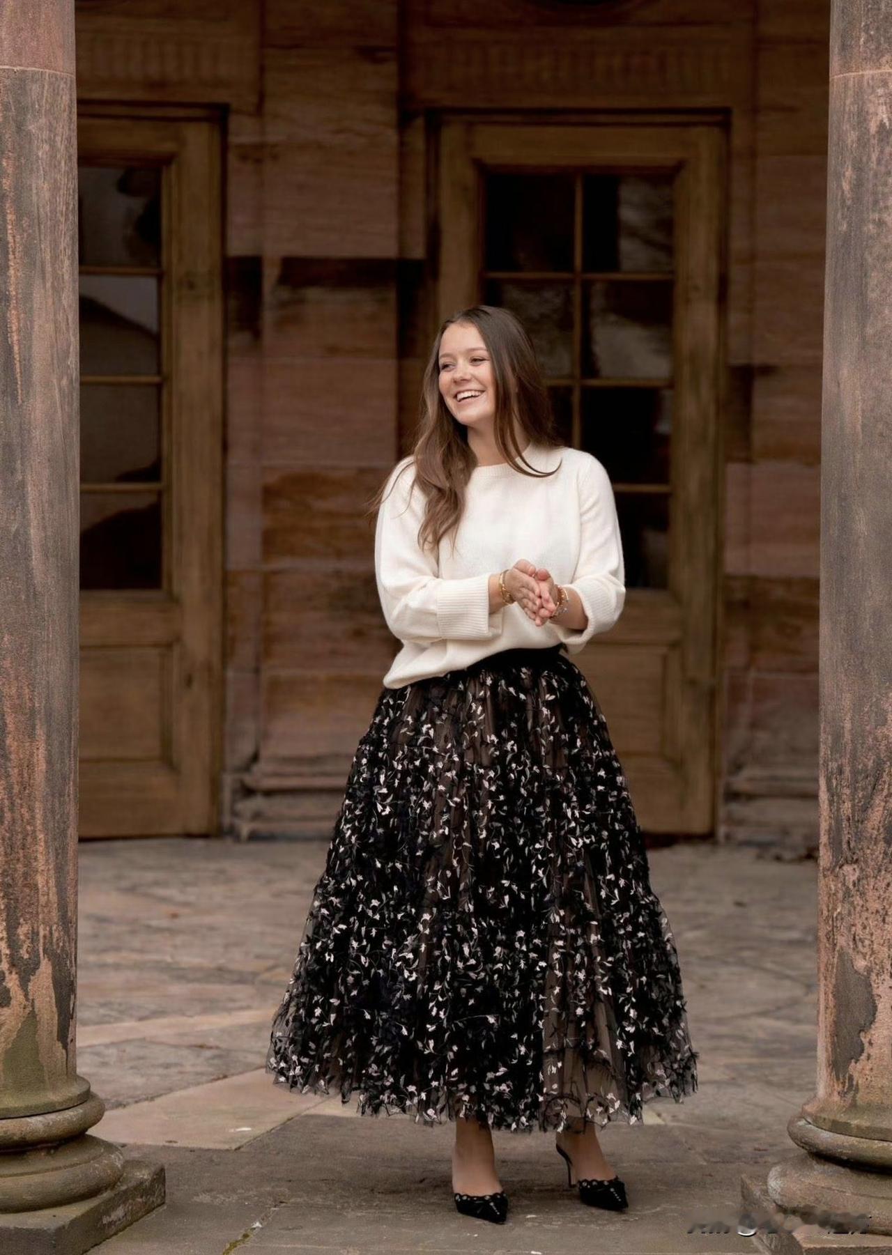 4月21日，丹麦伊莎贝拉公主迎来19岁生日，生日照一经发布便引发热议。视频里她穿