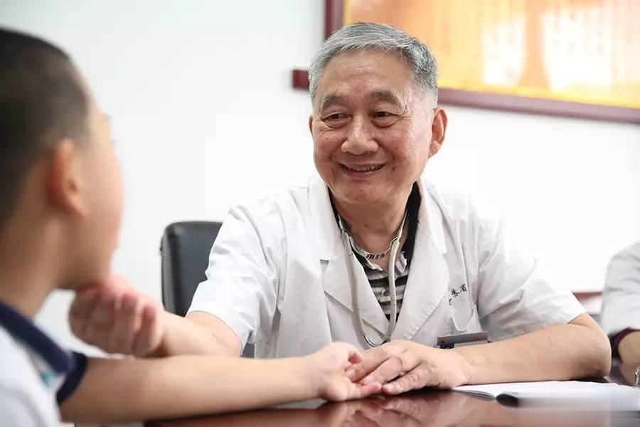 中医儿科：小儿体质有哪些特点？1，“纯阳之体”。孩子心脏很好，心率一百来次，手脚