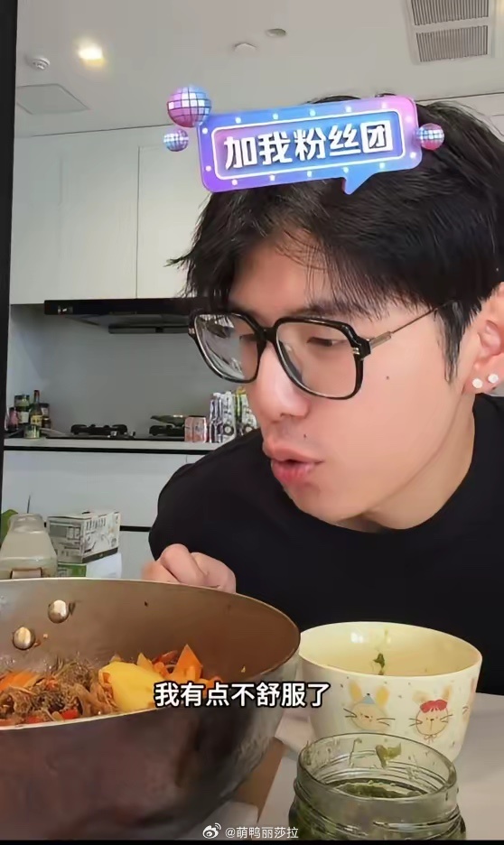 网红刘琳琳玩王鹤棣梗引争议 网红刘琳琳玩王鹤棣的梗，直播反复提及“不舒服”近日，