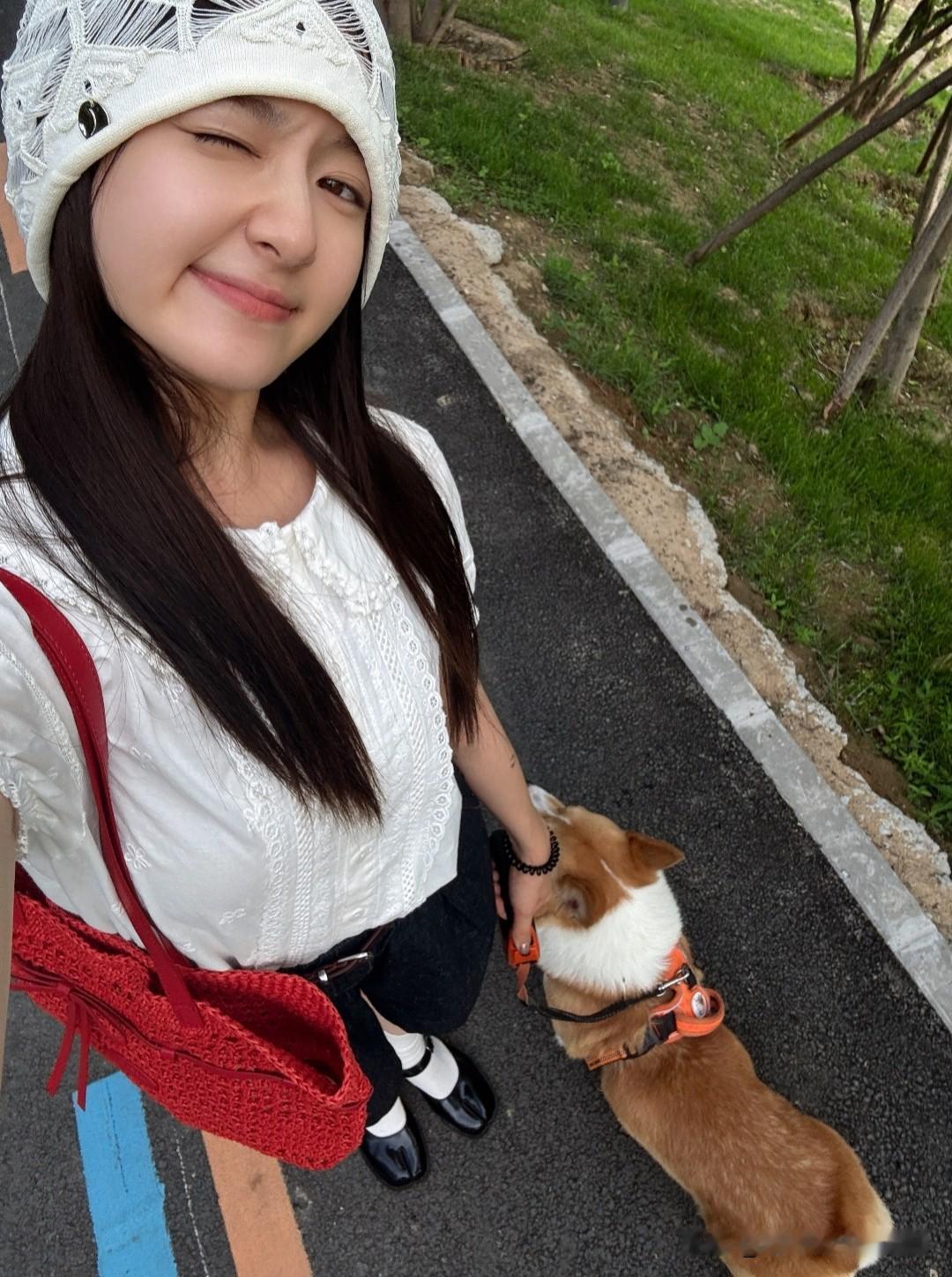 镜头前是灵动小花，私下是爱宠达人，李兰迪和自家柯基的日常太治愈

荧幕上的李兰迪