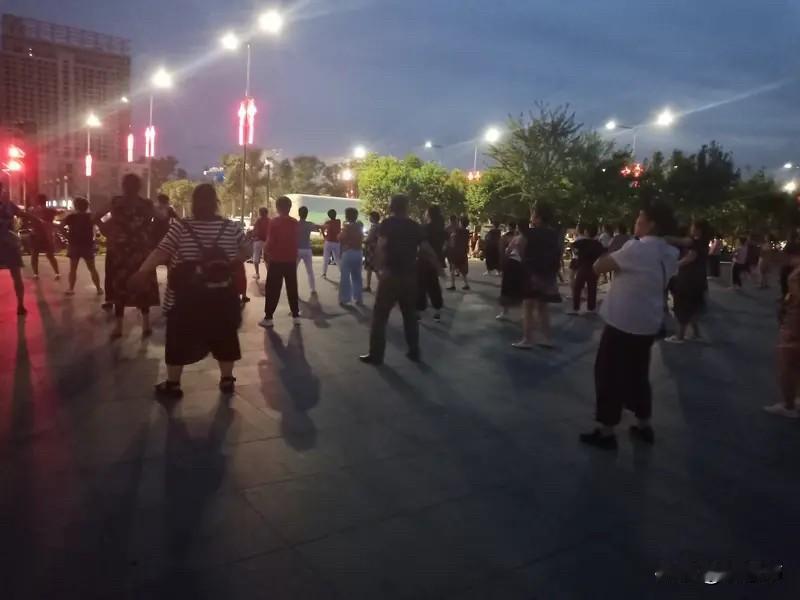 广场舞大妈的“天”终于要塌了！2026年8月15号，噪音新规正式落地。只要音量扰
