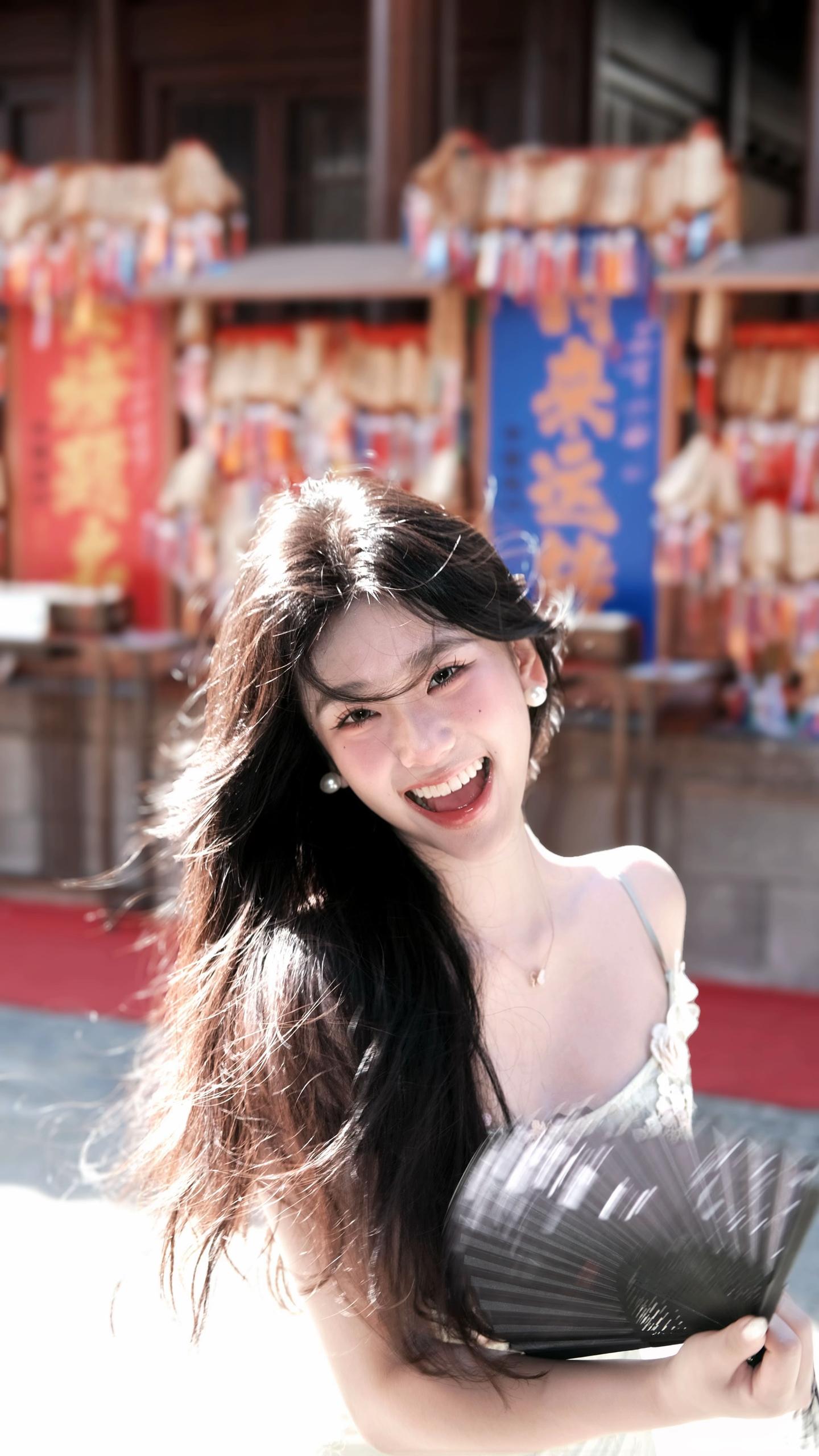 阳光洒肩头 明媚自由