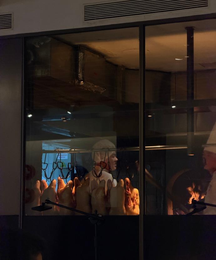 心心念念好久，终于坐在店里眼巴巴地等着我的北京烤鸭啦！脑子里全是那枣红油亮的鸭皮