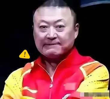 伦敦世乒赛颁奖典礼有个小插曲，当颁奖佳宾给主教练马琳挂金牌时，马琳主动示意，先给