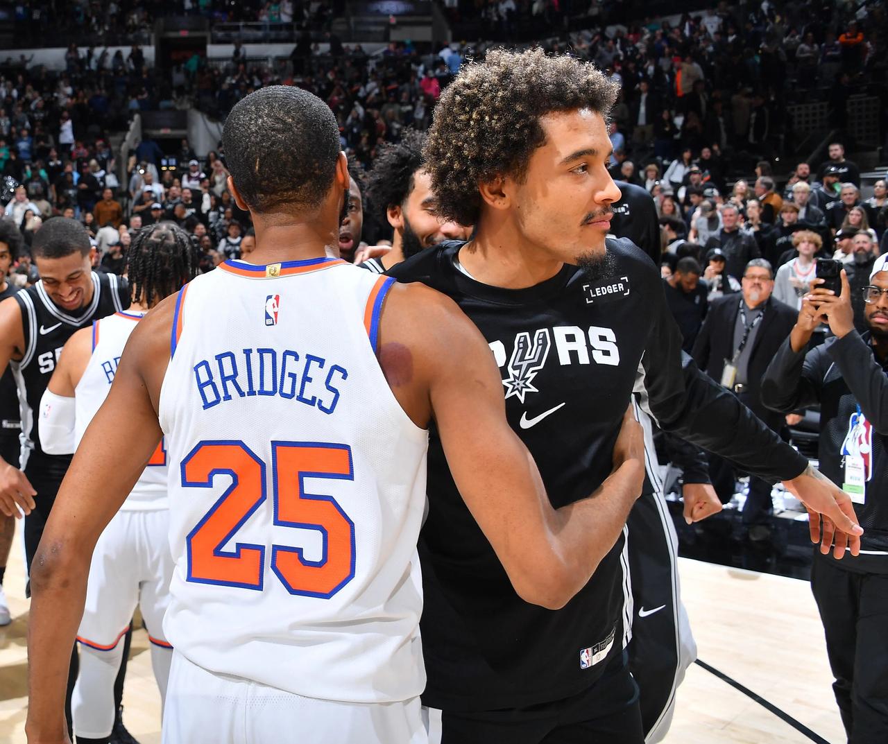 这也太速战速决了吧！
昨天才刚看到索汉被马刺裁掉的消息，今天就已经看到他决定加盟