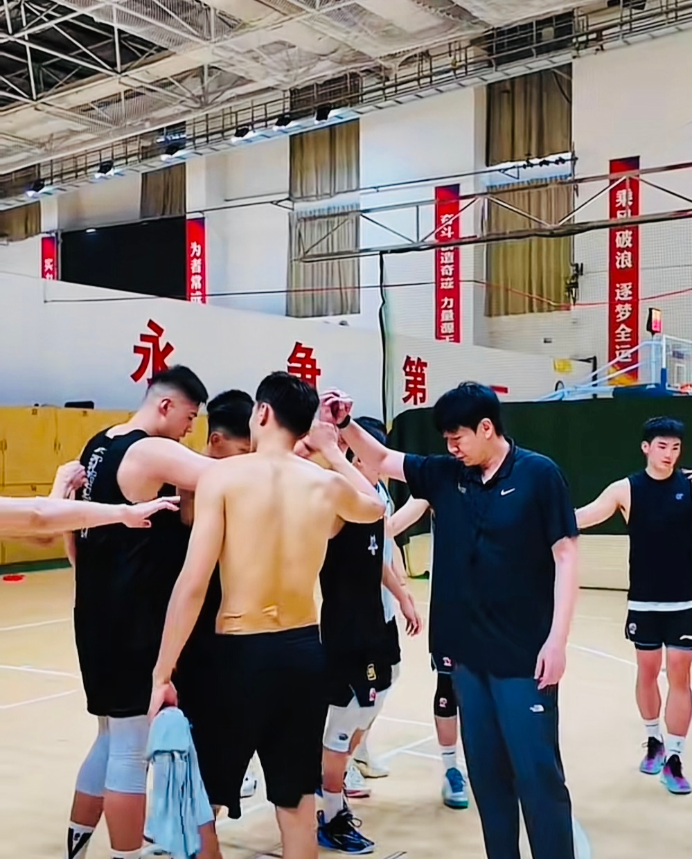 山东男篮主教练邱彪刚从美国归来，便来到训练场指挥训练，谢智杰之前就已经归队训练，