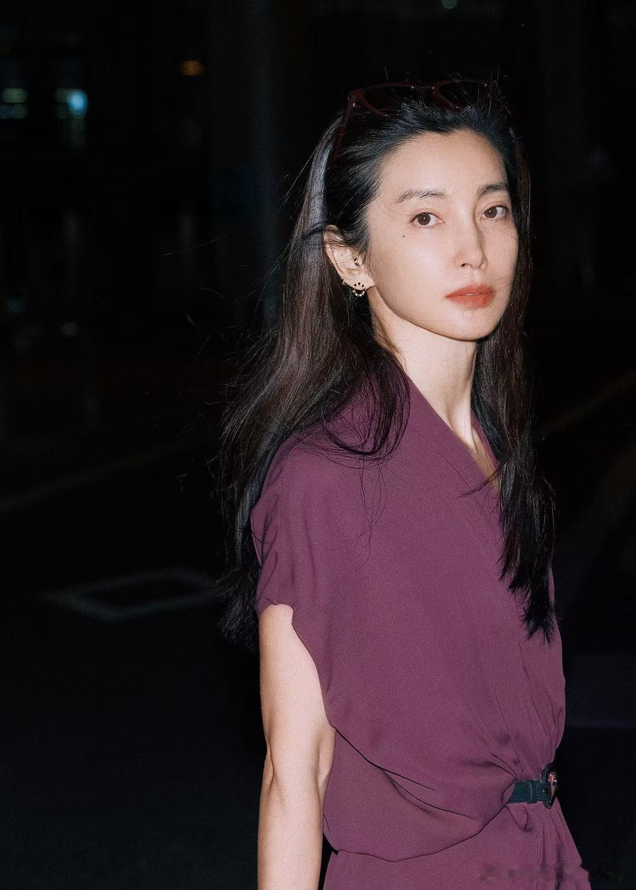 李冰冰出发巴黎高定周状态夜色启程，优雅赴巴黎高定一身豆沙紫，自带大女主气场 