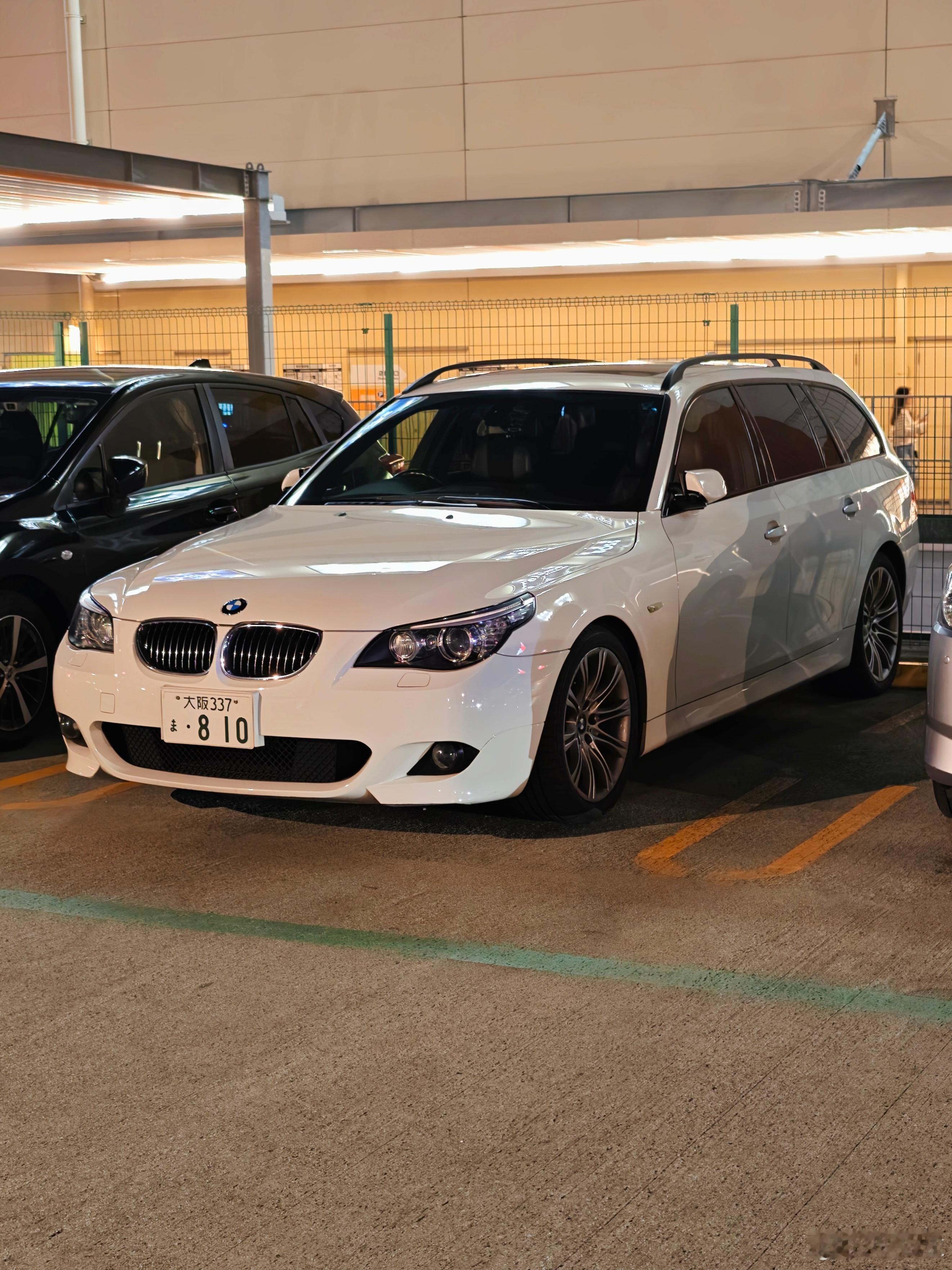 宝马5系偶遇E61宝马5系touring，光看外观真不觉得它都上市25年了。优秀