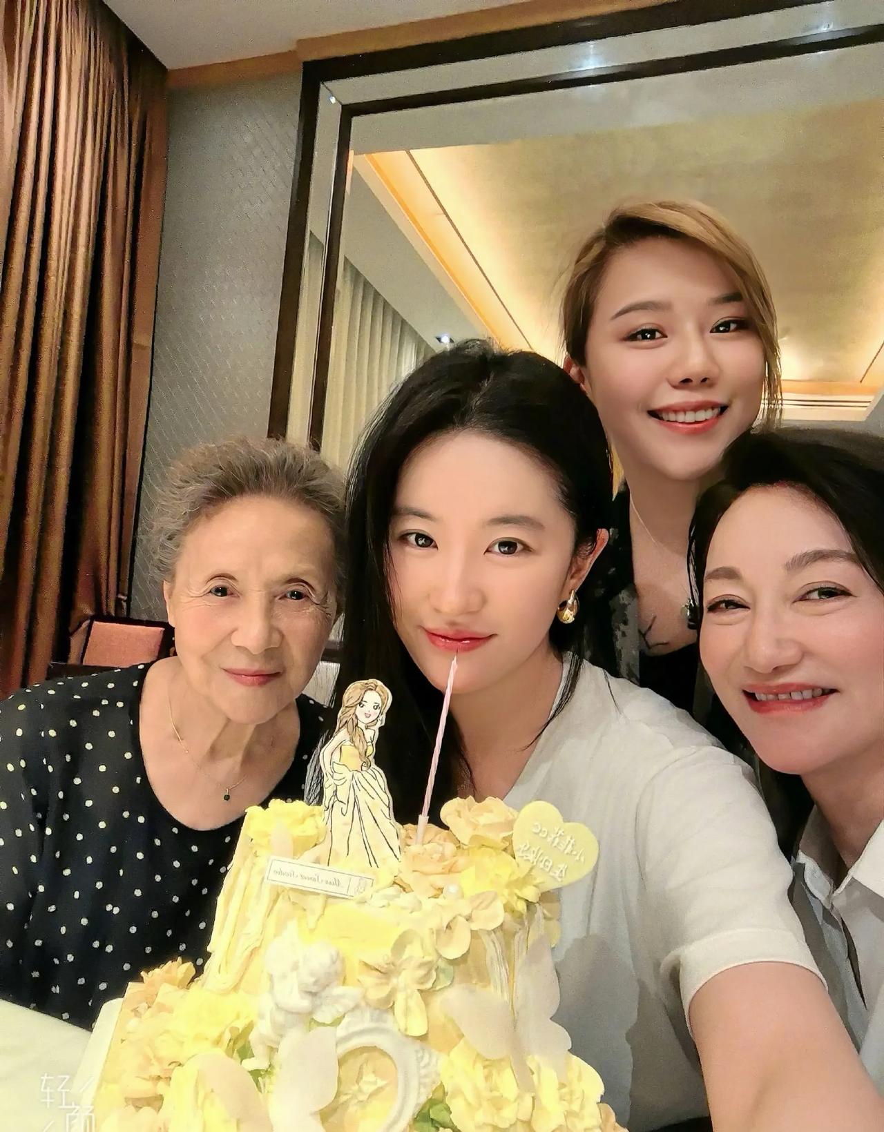 在刘亦菲生日前夕，传来了一则温馨的消息，惠英红和吴彦姝提前为她庆生，让人感受到了