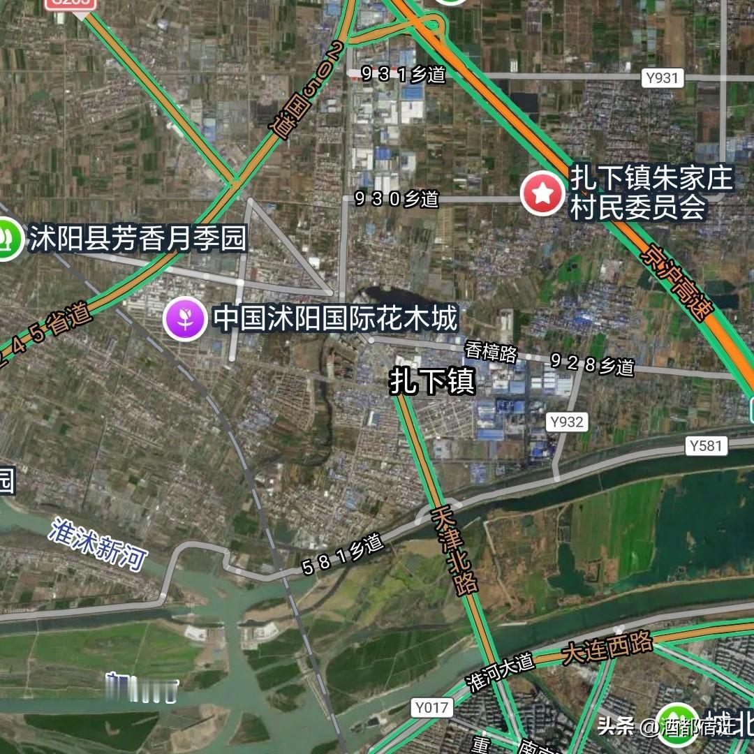 从卫星地图上可以清晰看到，宿迁市沭阳县扎下镇、耿圩镇紧挨着沭阳主城区，仅隔着淮沭