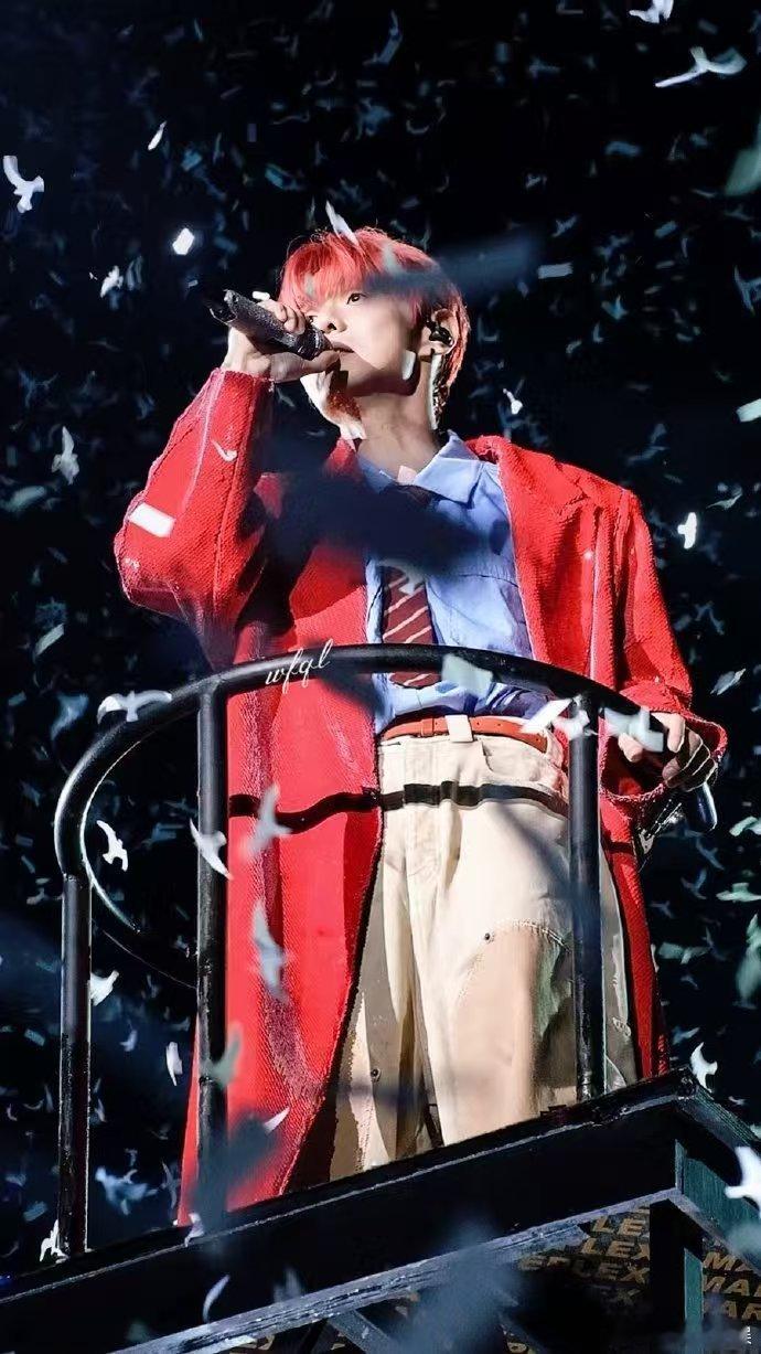 李荣浩 脱了 笑不活了家人们！李荣浩被喊三天“脱掉”，最后真脱外套只剩背心，这现