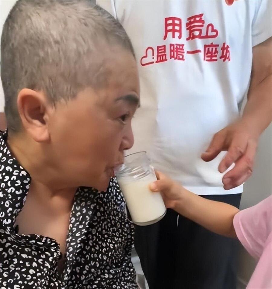 6岁小天赐72岁妈妈剃光头，卧床暴瘦被猜在化疗，75岁爸爸好憔悴 