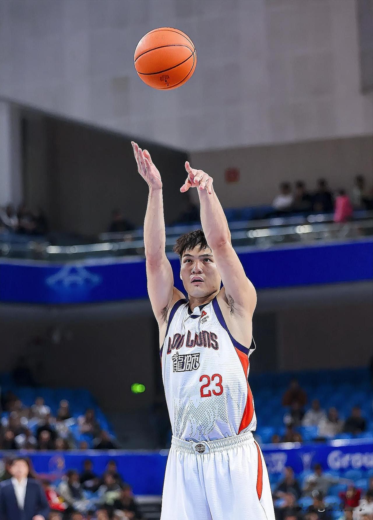 广州新援陈国豪真是不堪大用啊！在今日广东对阵广州的比赛中，陈国豪表现不佳，上半场