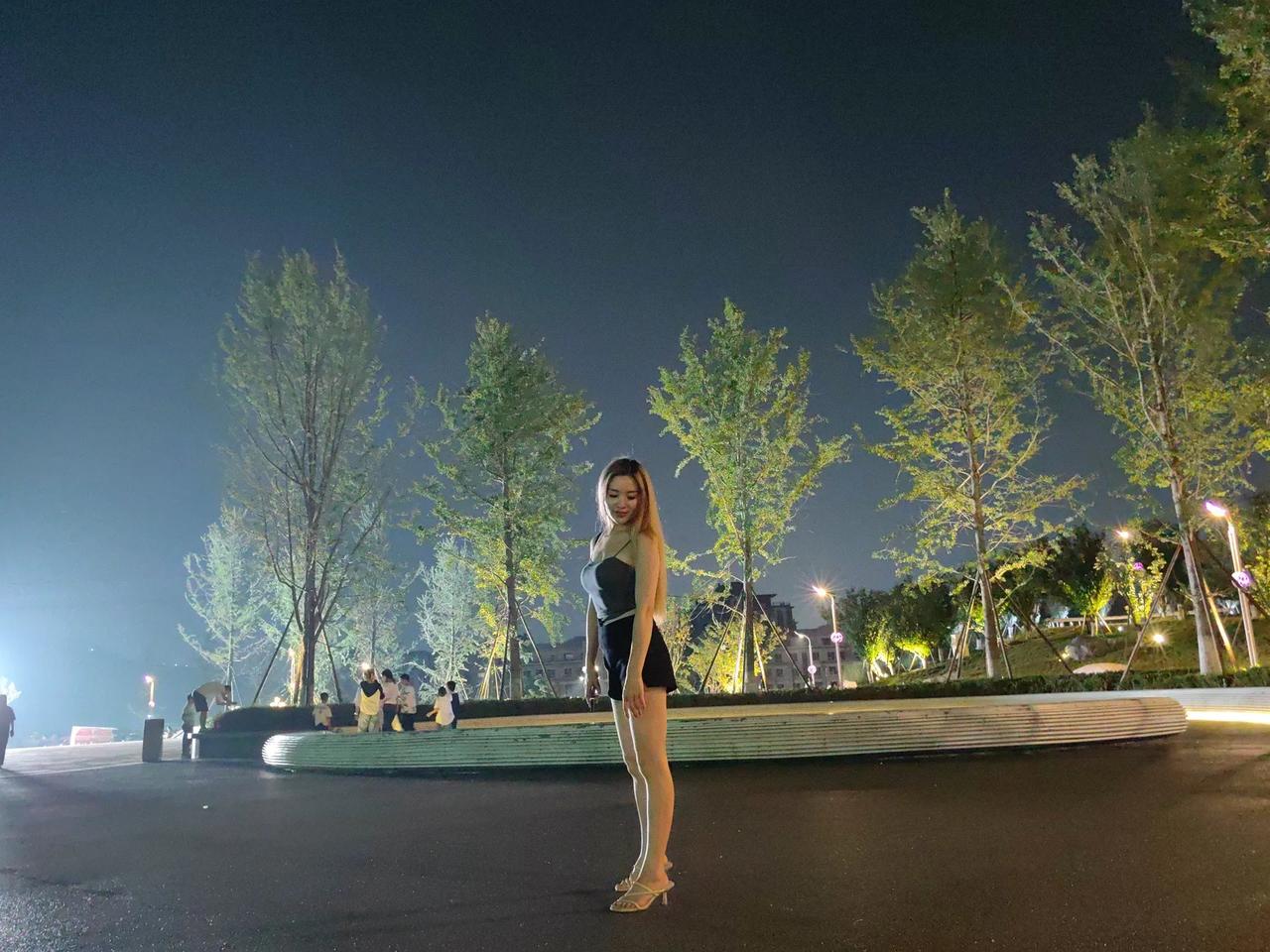 #街拍/大长腿美女# #好身材性感女神# #街拍.美女.穿搭.大长腿#