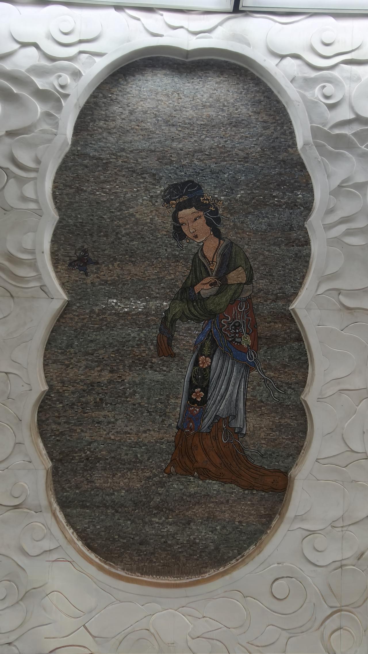 南京夫子庙地铁站的金陵十二钗壁画，是地铁站的一道风景。穿越时空的古典美人，细腻的
