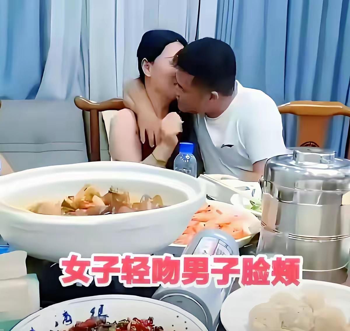 辣眼睛，辣眼睛，长沙一场20周年同学会，有1对竟然现场玩起了亲亲，还有同学录躲在