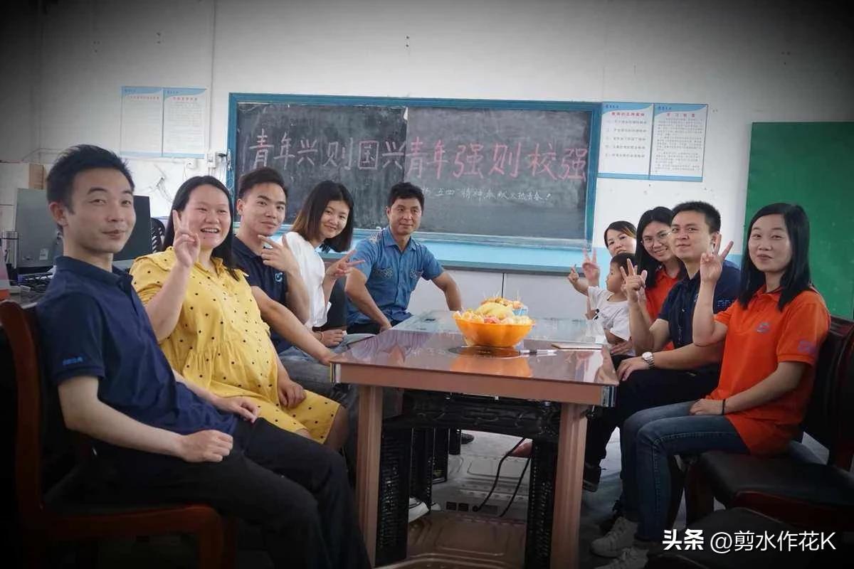 马上就到五四了，这天，学校举行青年教师座谈会，新来的校长没有像以往那样夸夸其谈，