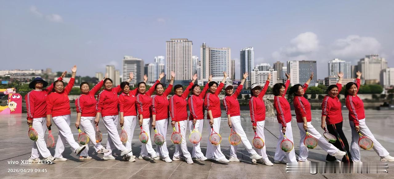 江畔展风采，欢乐庆五一。汉滨区老体协龙腾汉江分会拍摄活动圆满落幕
 
为庆祝“五