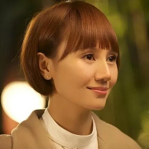 袁泉是一位备受赞誉的演员，她在影视圈中拥有着极高的知名度和良好的口碑。在她多年的