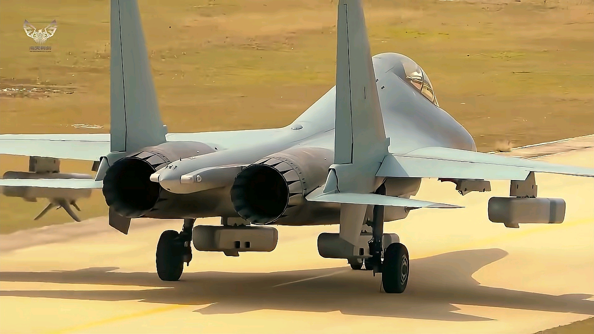 近期歼-16D“电石榴”宣传警巡黄岩岛、邂逅美丽霞光翼尖吊舱不够，再加 烽火问鼎