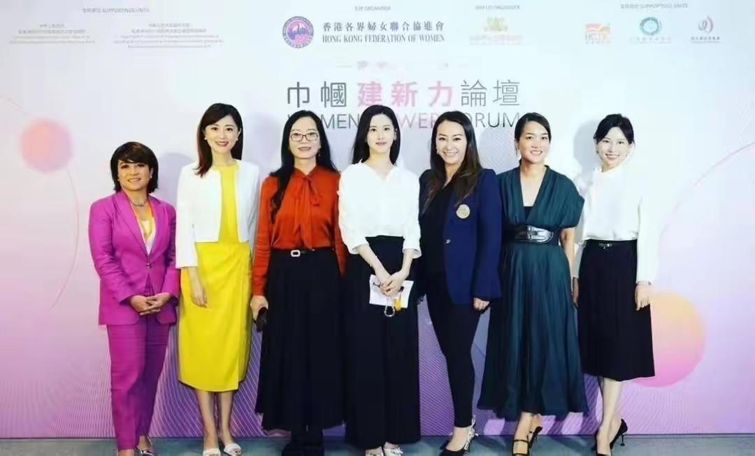 章泽天品味一直都很在线，走在时尚前线，开挂穿白衬衫+阔腿裤，小红书看多了，最近这