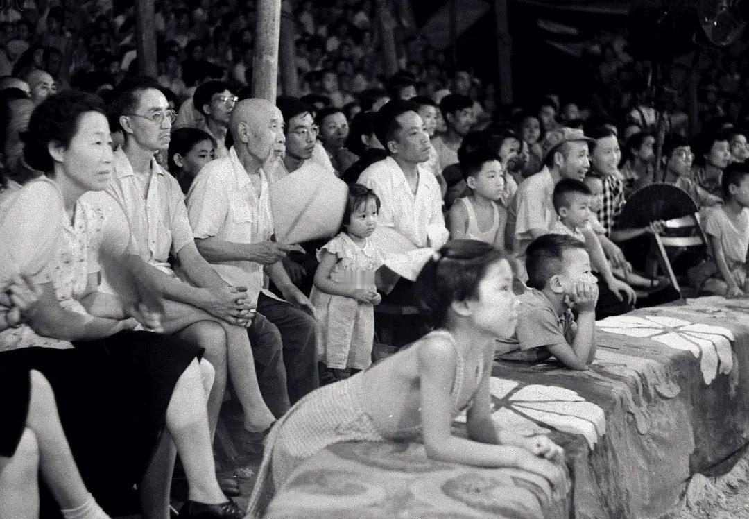 1959年，北京，大家在观看马戏团表演。 ​​​
